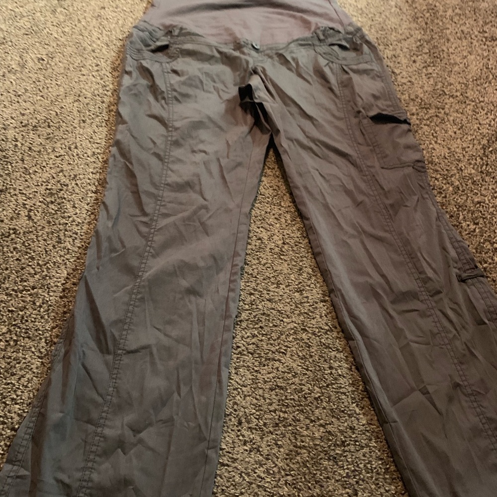 BNWT Thyme large maternity cargo pants/capris.